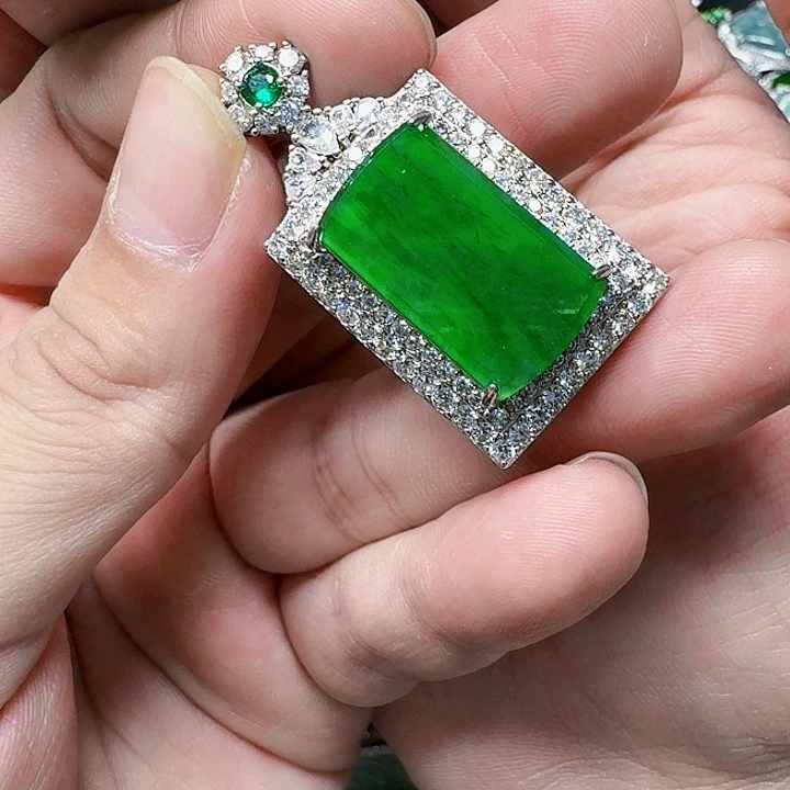 翡翠颈饰未镶嵌天然A货翡翠放漏