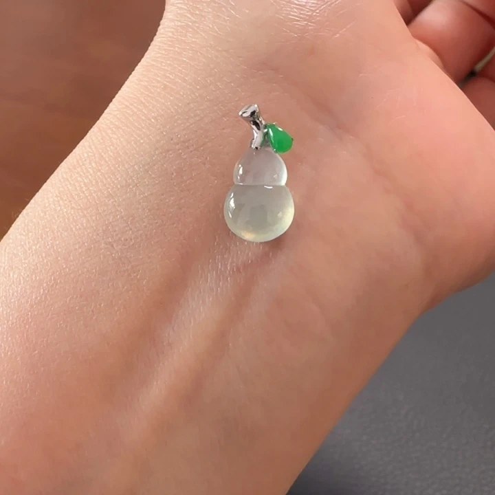 翡翠18K金镶嵌颈饰葫芦