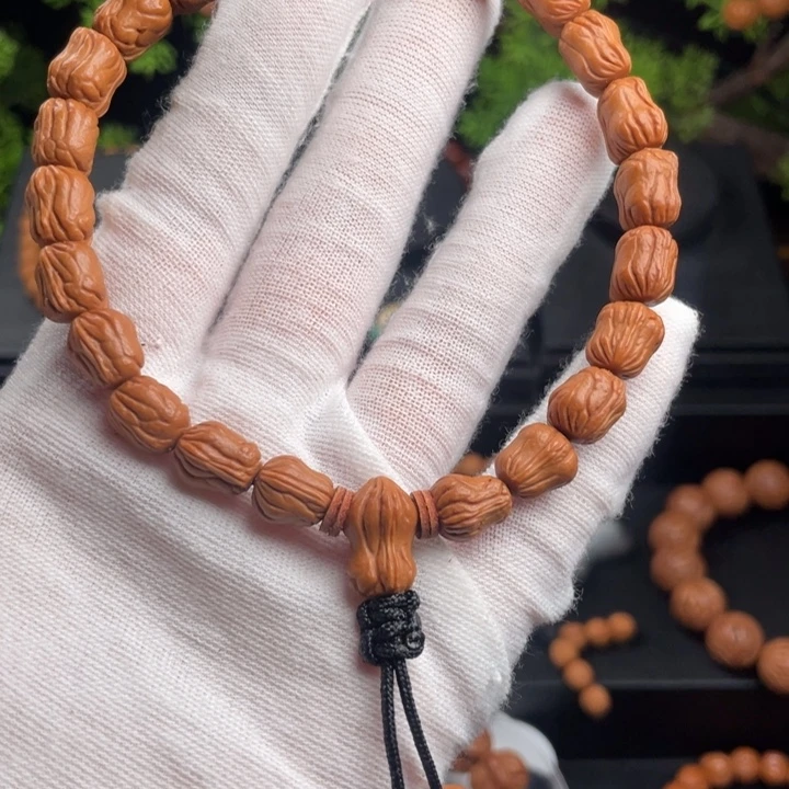 青***鱼桃核吊坠精品手持