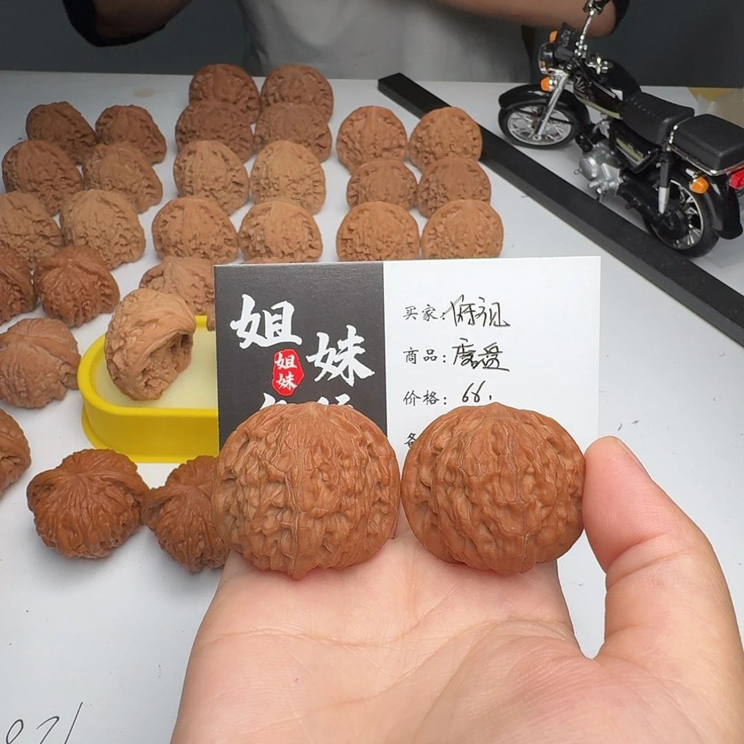 俯***视桃核吊坠磨盘狮子头