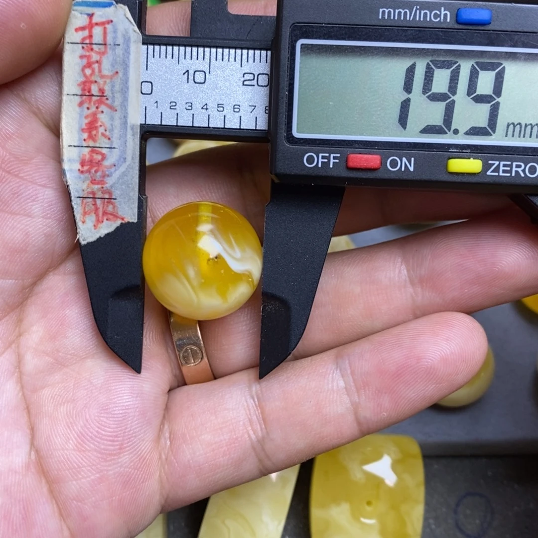 蜜蜡未镶嵌裸石19.9瑕疵圆珠