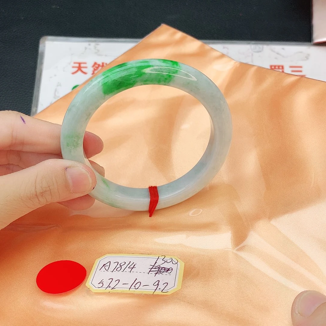 翡翠手镯未镶嵌翡翠