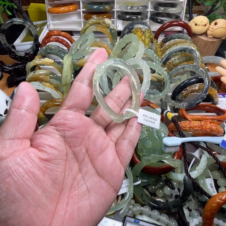 未镶嵌蛇纹石玉手镯小***?