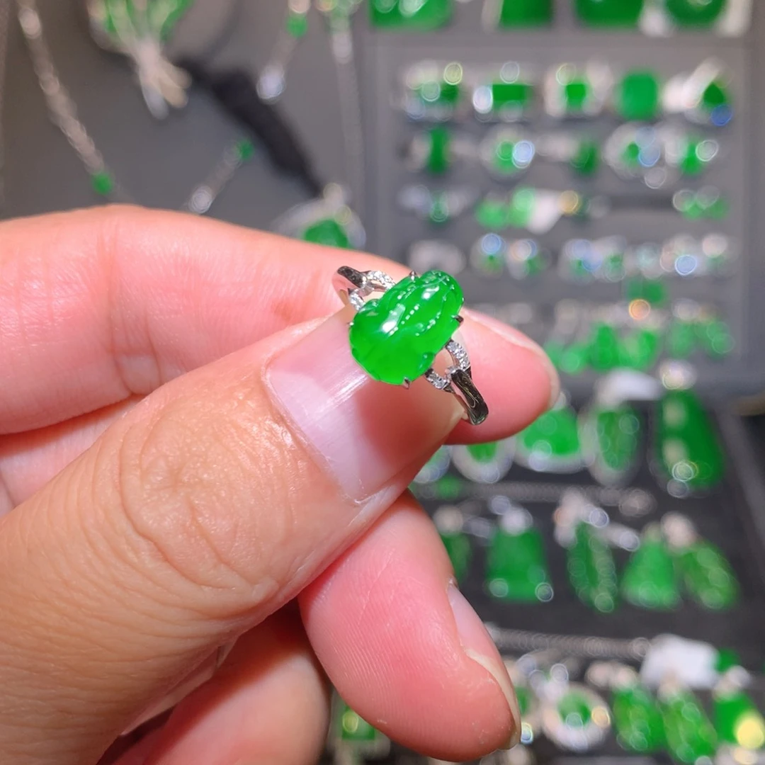 18K金镶嵌戒指翡翠天然翡翠