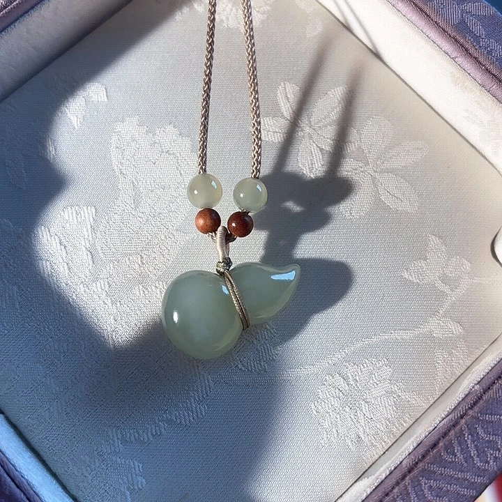 和田玉未镶嵌吊坠(赠链)