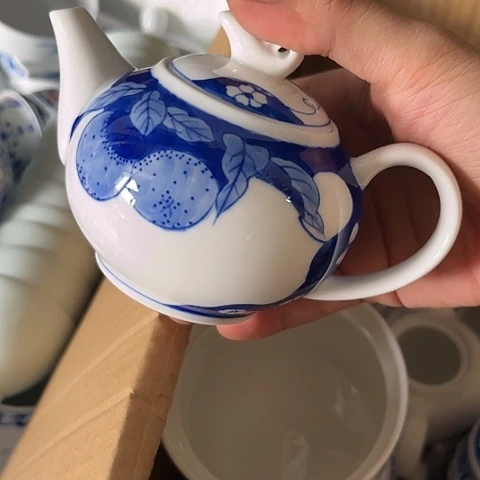 陶瓷手绘壶一个陶瓷