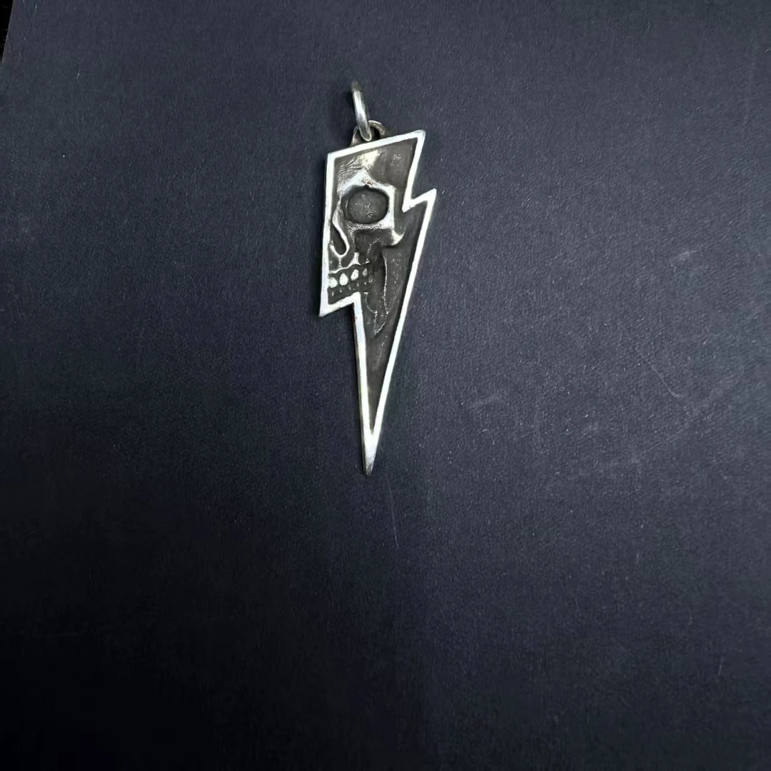 925银银制品 文玩讲道理-手工精工银制半脸骷髅闪电吊坠