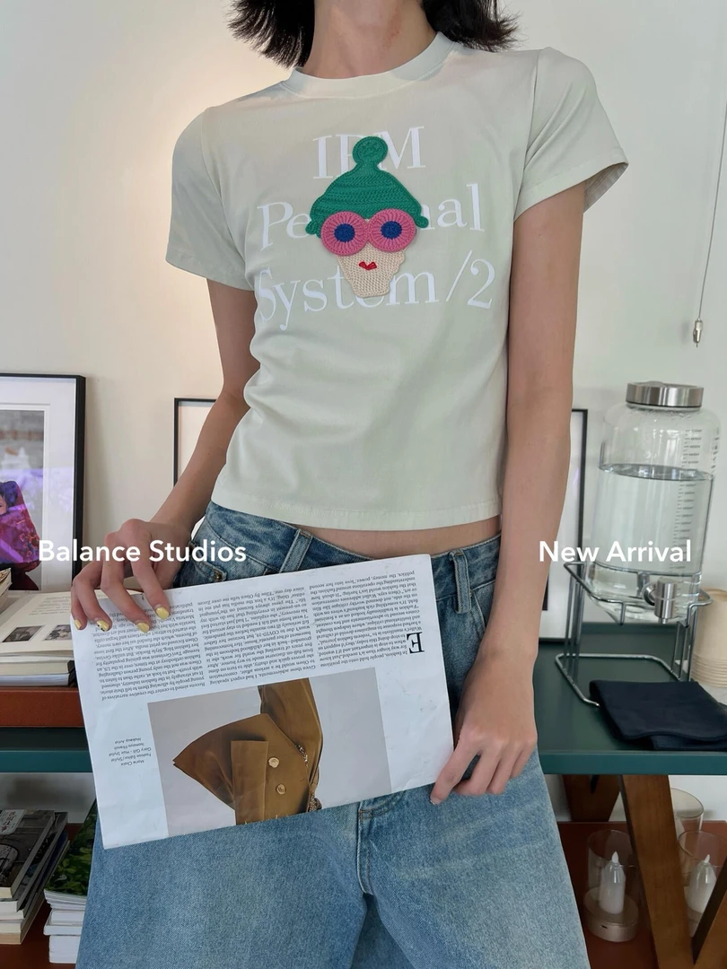 奶油白 时髦girl卡通头像贴布毛线绣短款短袖T恤
