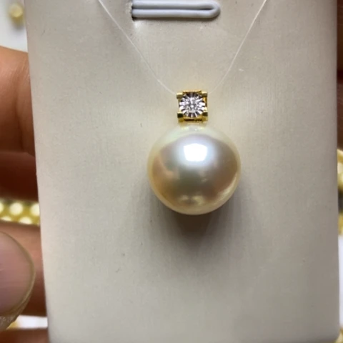 18K金镶嵌海水珍珠颈饰