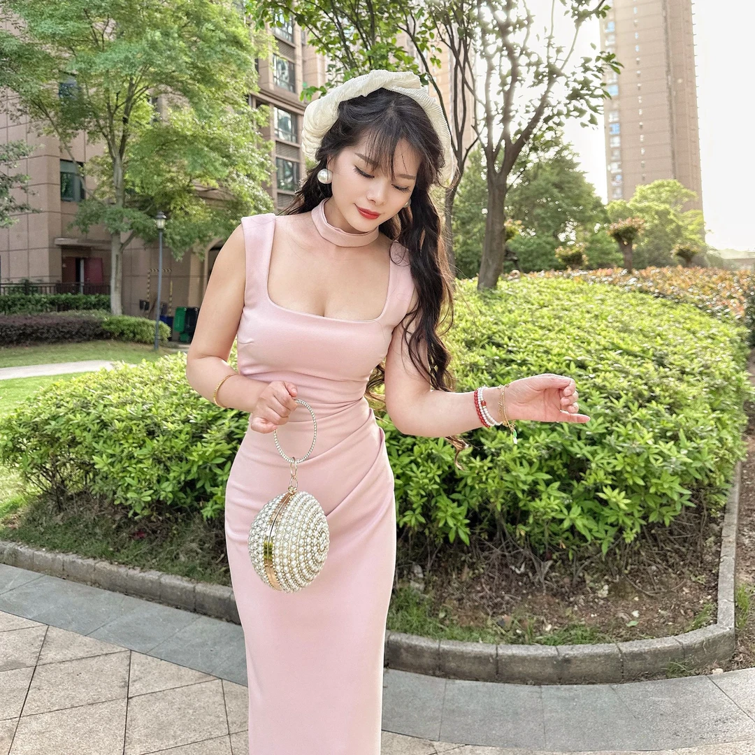 2025年夏季新款法式收腰修身气质极简方领包臀长裙