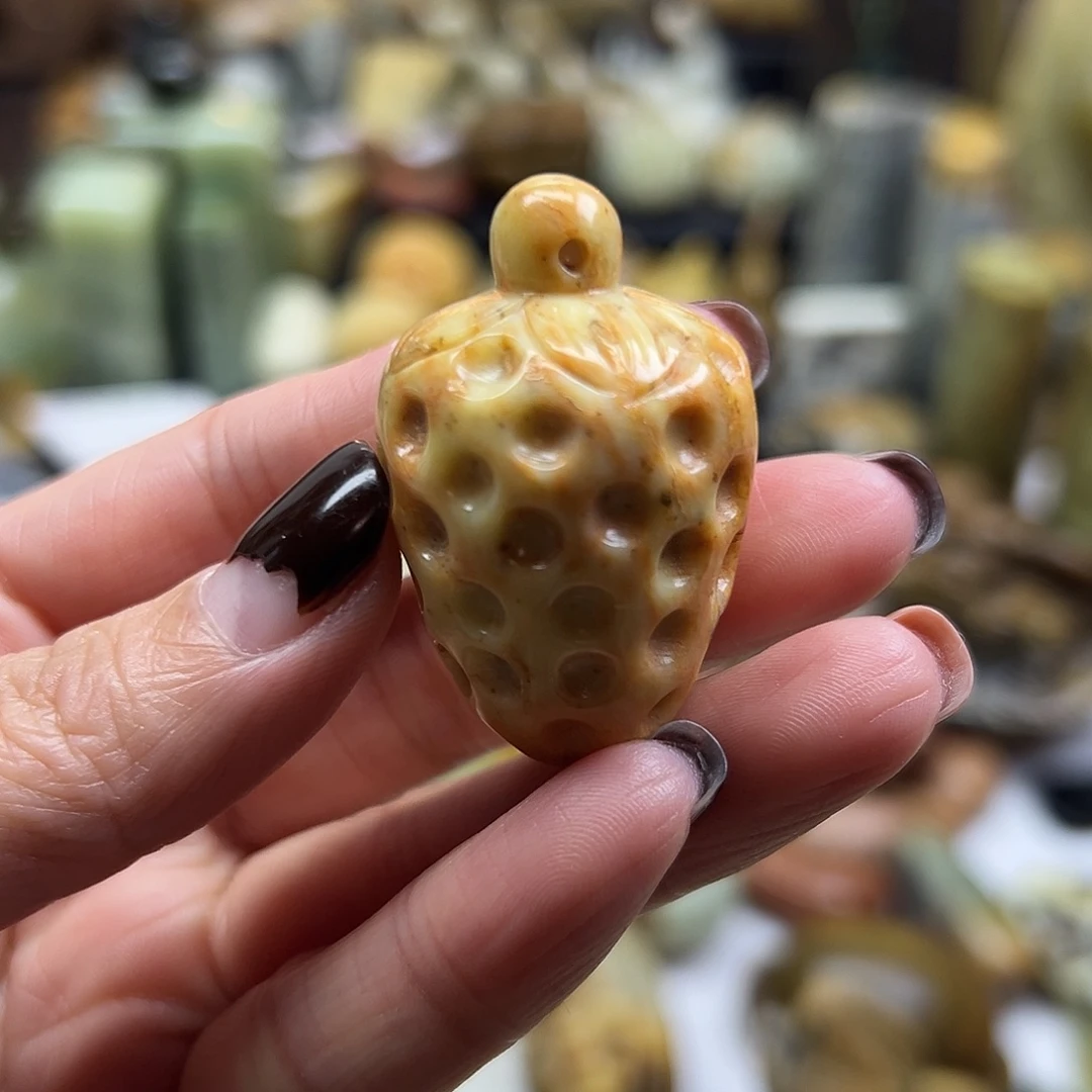 岫玉未镶嵌颈饰辽阳料草莓