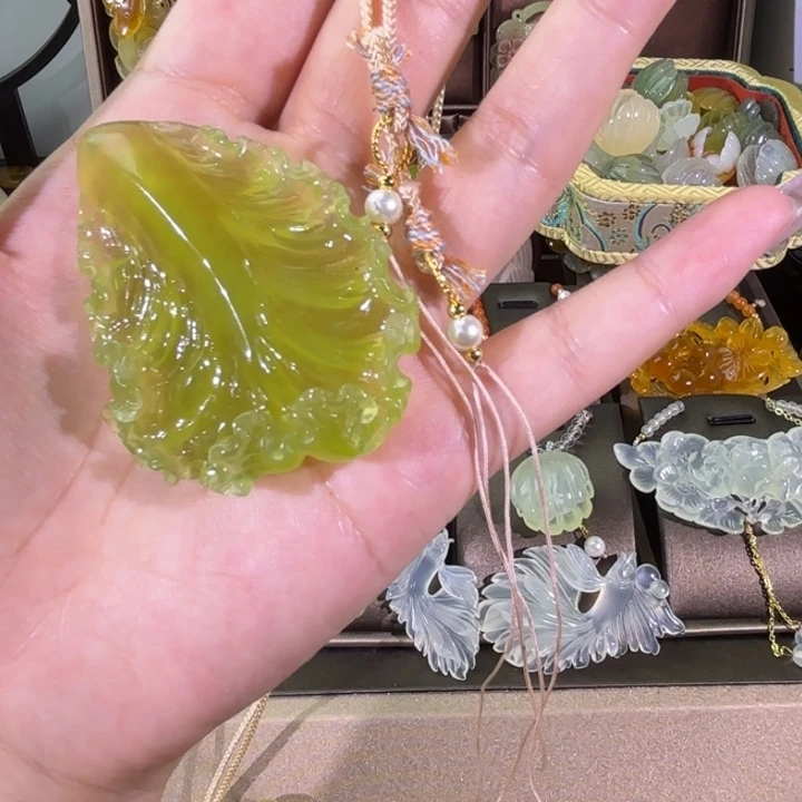 蛇纹石玉未镶嵌颈饰坦*随机发