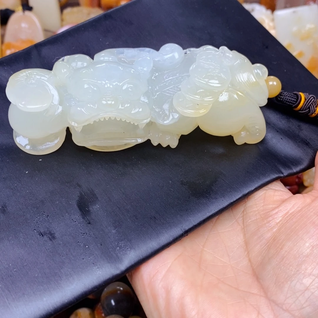 石英质玉（黄龙玉）颈饰未镶嵌