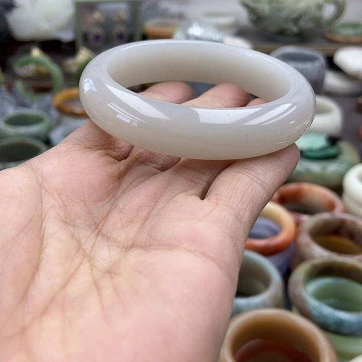 石英岩玉未镶嵌手镯佘太白