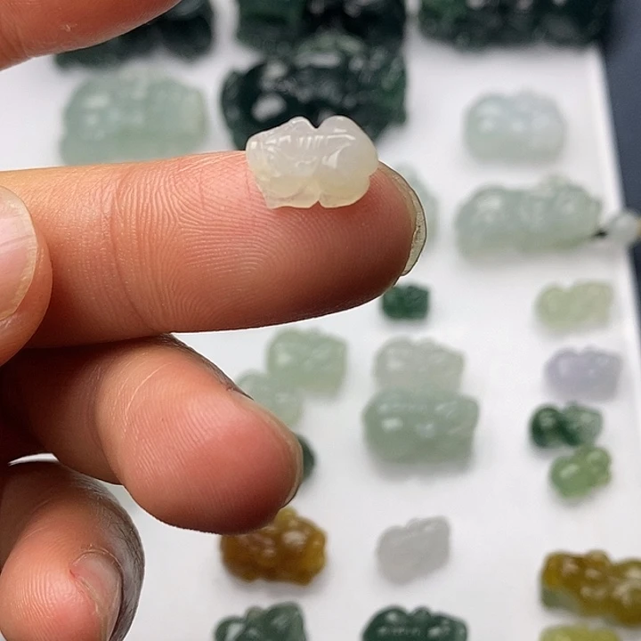 翡翠未镶嵌颈饰小貔貅