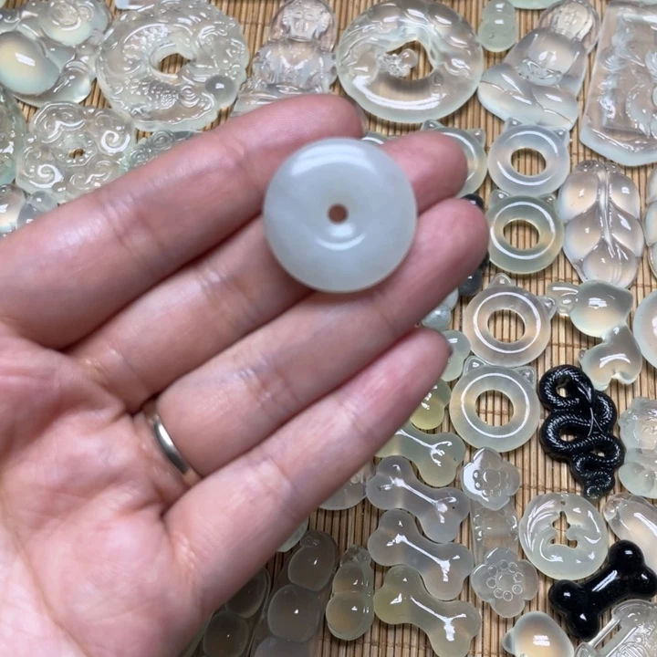 蛇纹石玉颈饰未镶嵌