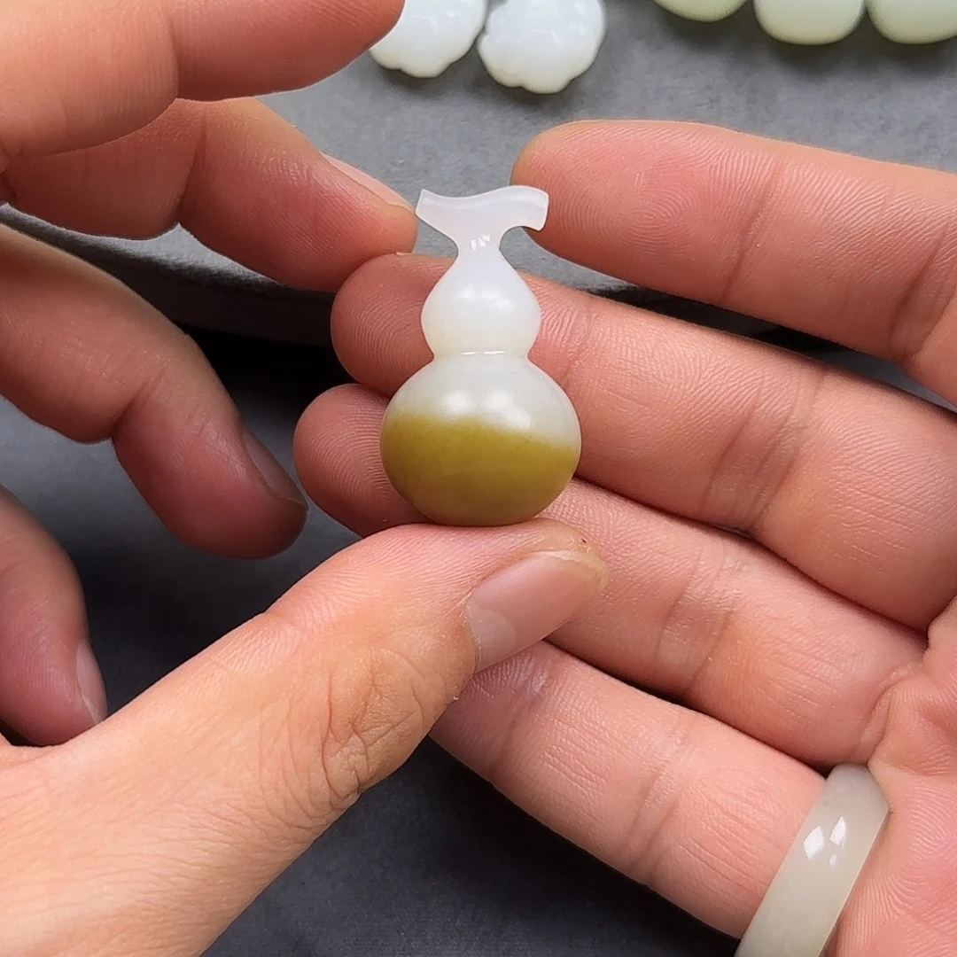 和田玉未镶嵌颈饰糖玉葫芦