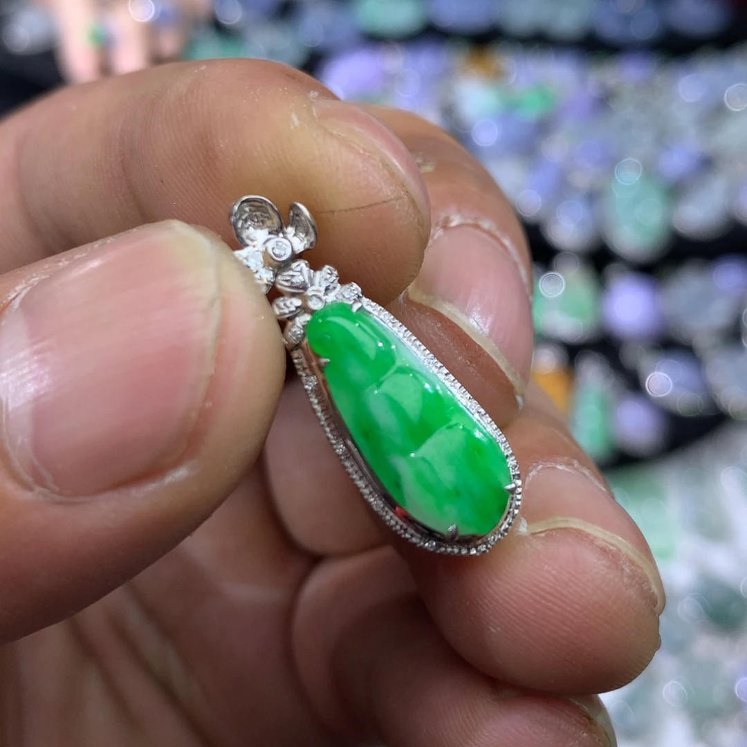 翡翠18K金镶嵌颈饰