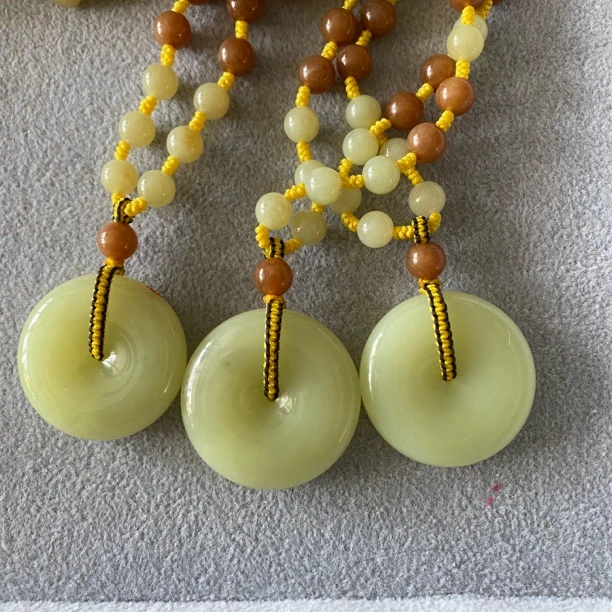 和田玉鸡油黄平安扣吊坠多样性发货发其一