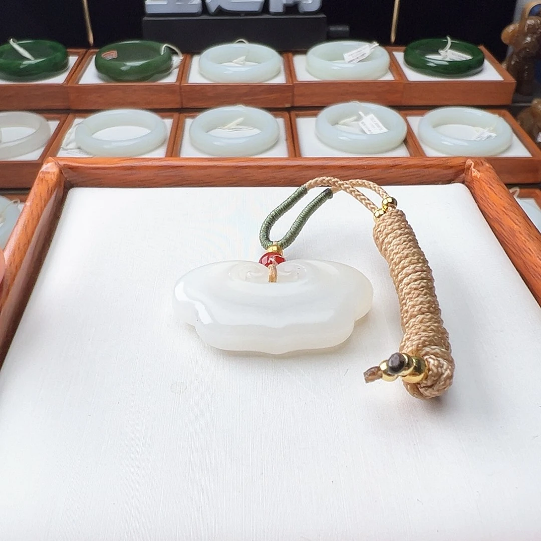 和田玉颈饰未镶嵌难***驴