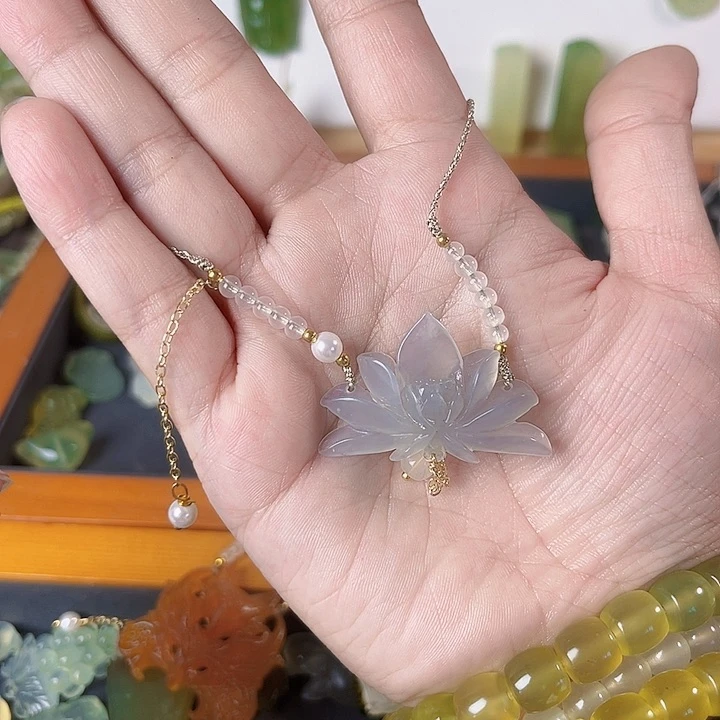 果***嘟蛇纹石玉未镶嵌颈饰