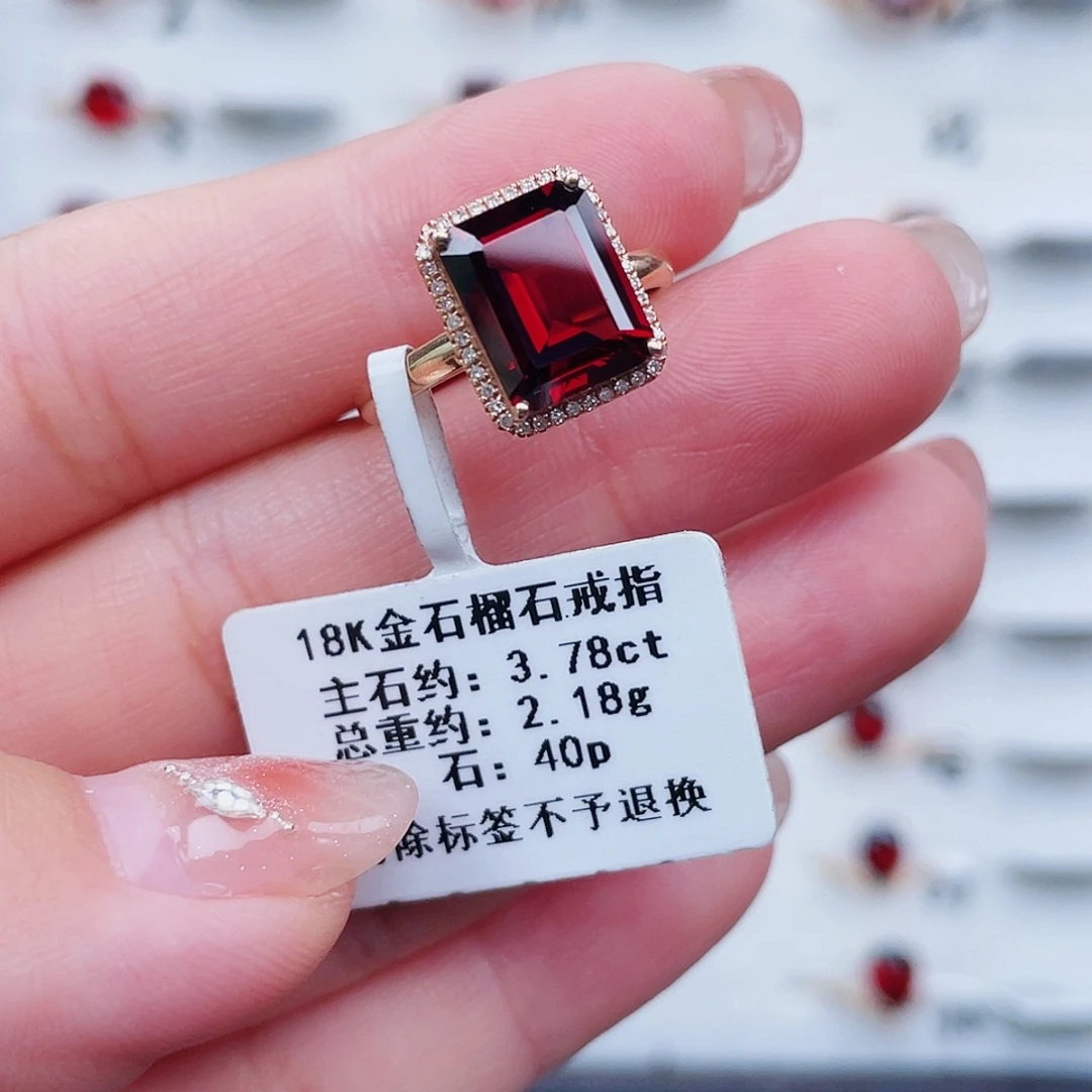 18K金镶嵌戒指石榴石