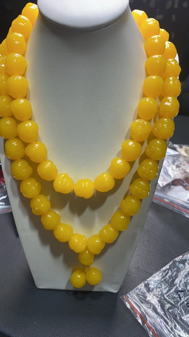 B  855 佛头鸡油黄项链