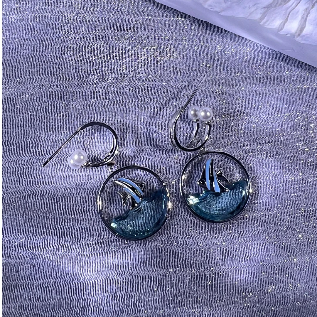 铜合金亚克力耳饰 优雅透蓝色小燕鱼水中游耳钉/925防过敏银钉