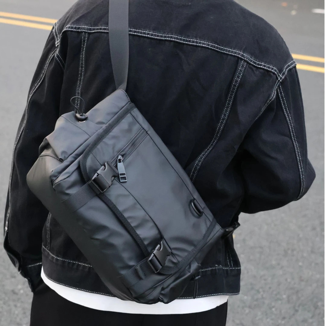 左千户包2025新款爆款斜挎男包日系邮差包休闲包大容量日常通勤包