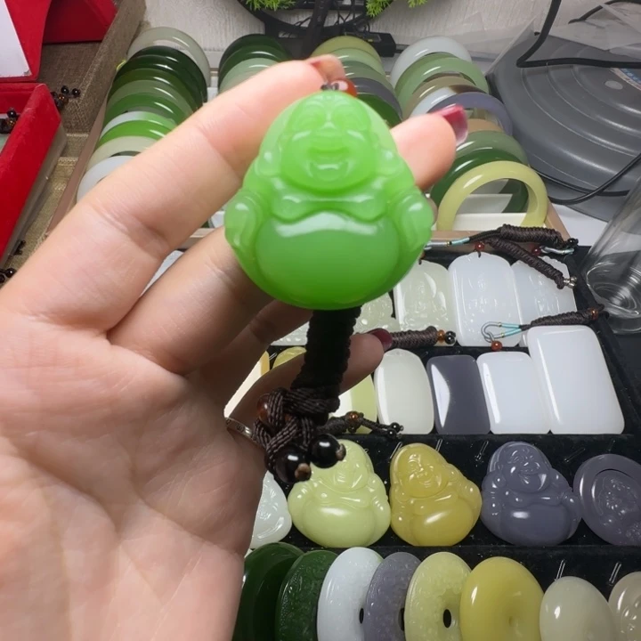 新疆老料苹果绿佛公吊坠