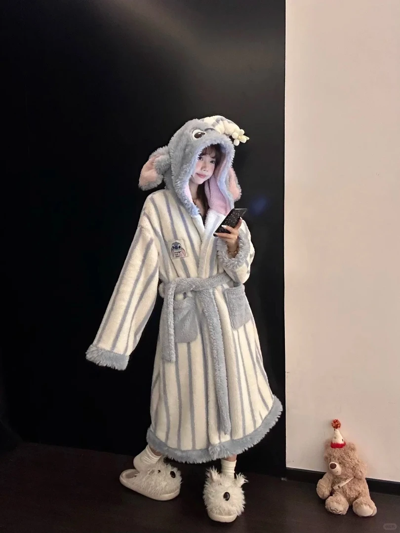 卡通史迪仔珊瑚绒连帽秋冬新款睡袍女保暖加厚可外穿睡裙家居服