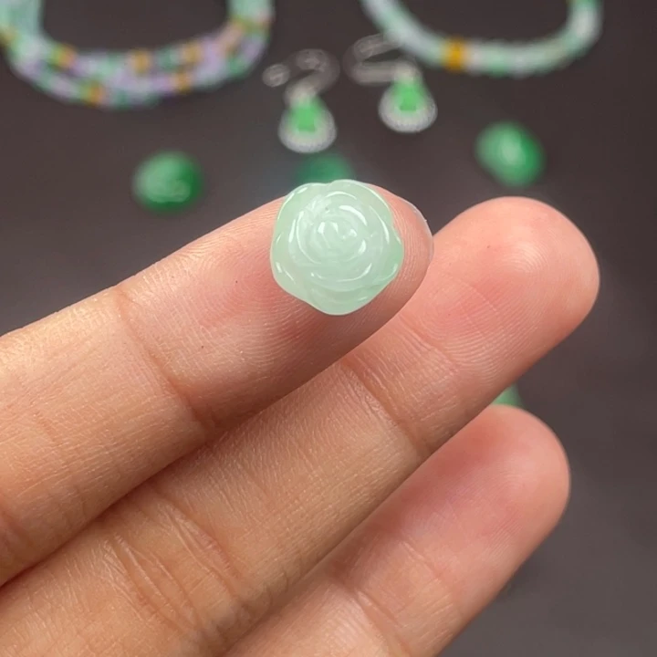 翡翠未镶嵌颈饰吊坠