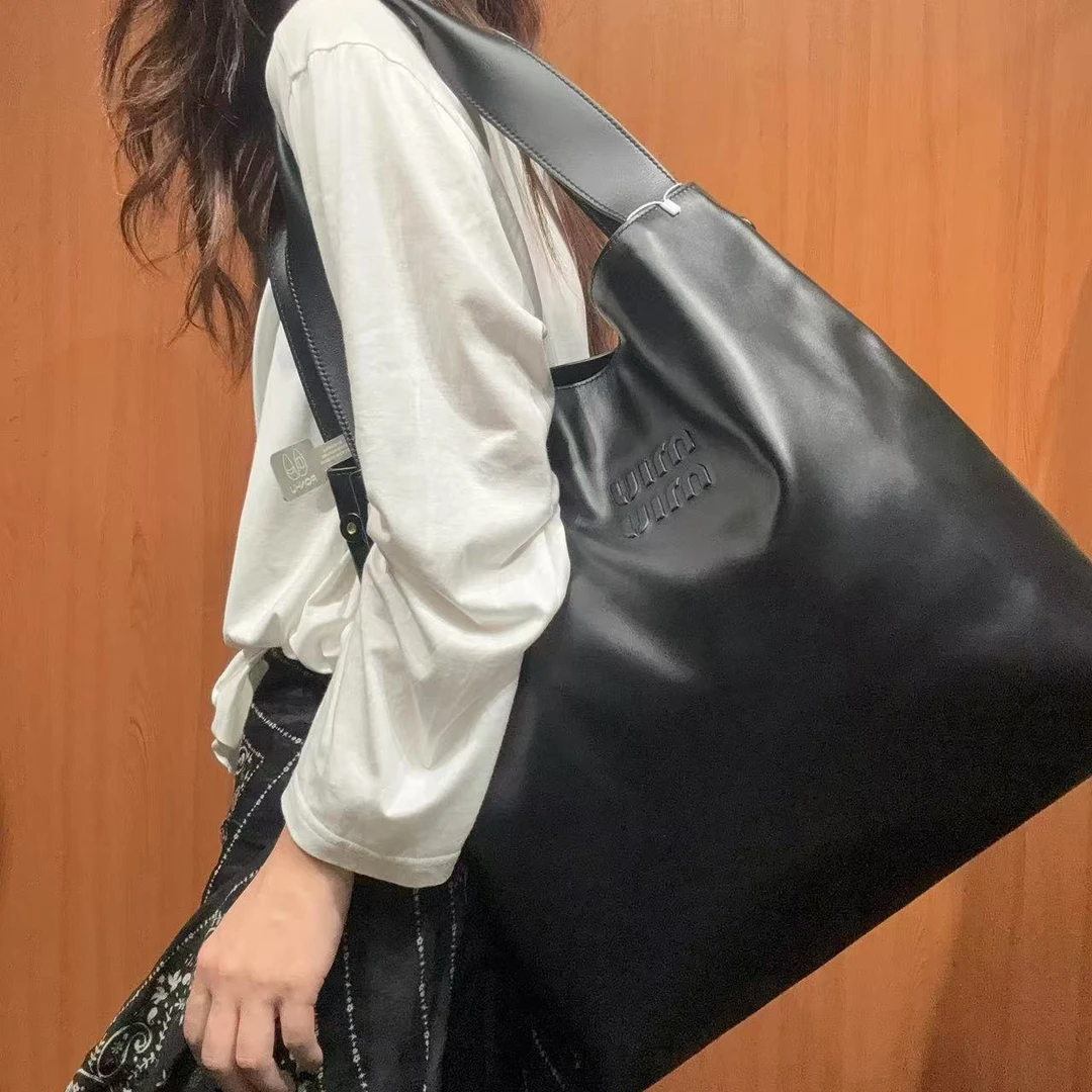 95新 MIU MIU/缪缪 【蕾】 99 07129 黑色腋下hobo单肩包