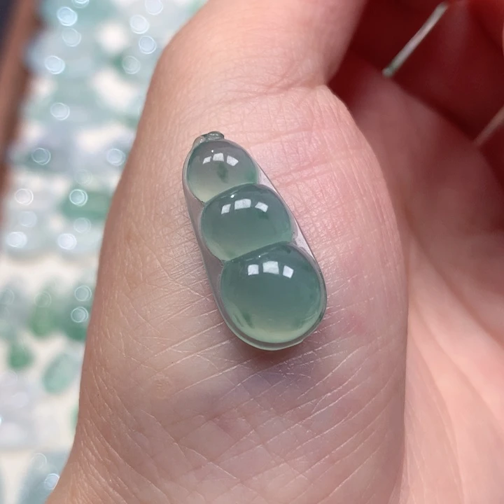 翡翠未镶嵌颈饰冰种飘花福豆