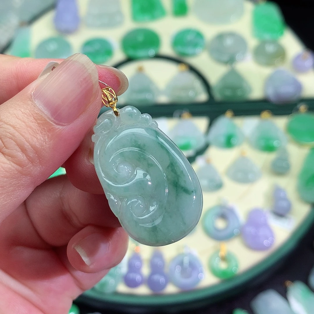 翡翠18K金镶嵌颈饰如意