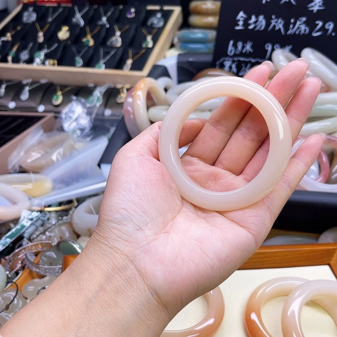 *****未镶嵌手镯石英岩玉