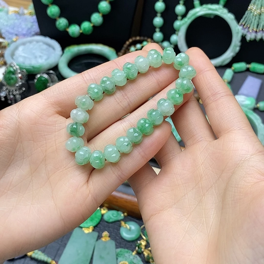 翡翠未镶嵌颈饰莲花