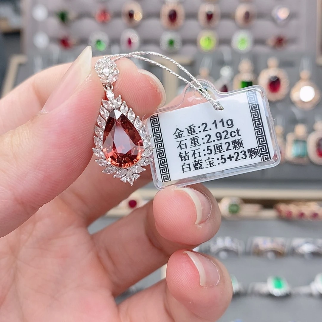颈饰18K金镶嵌碧玺2.92。