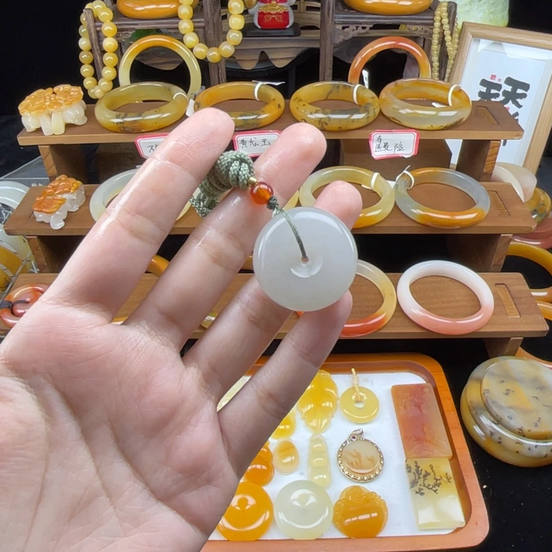石英质玉（黄龙玉）未镶嵌颈饰平安扣