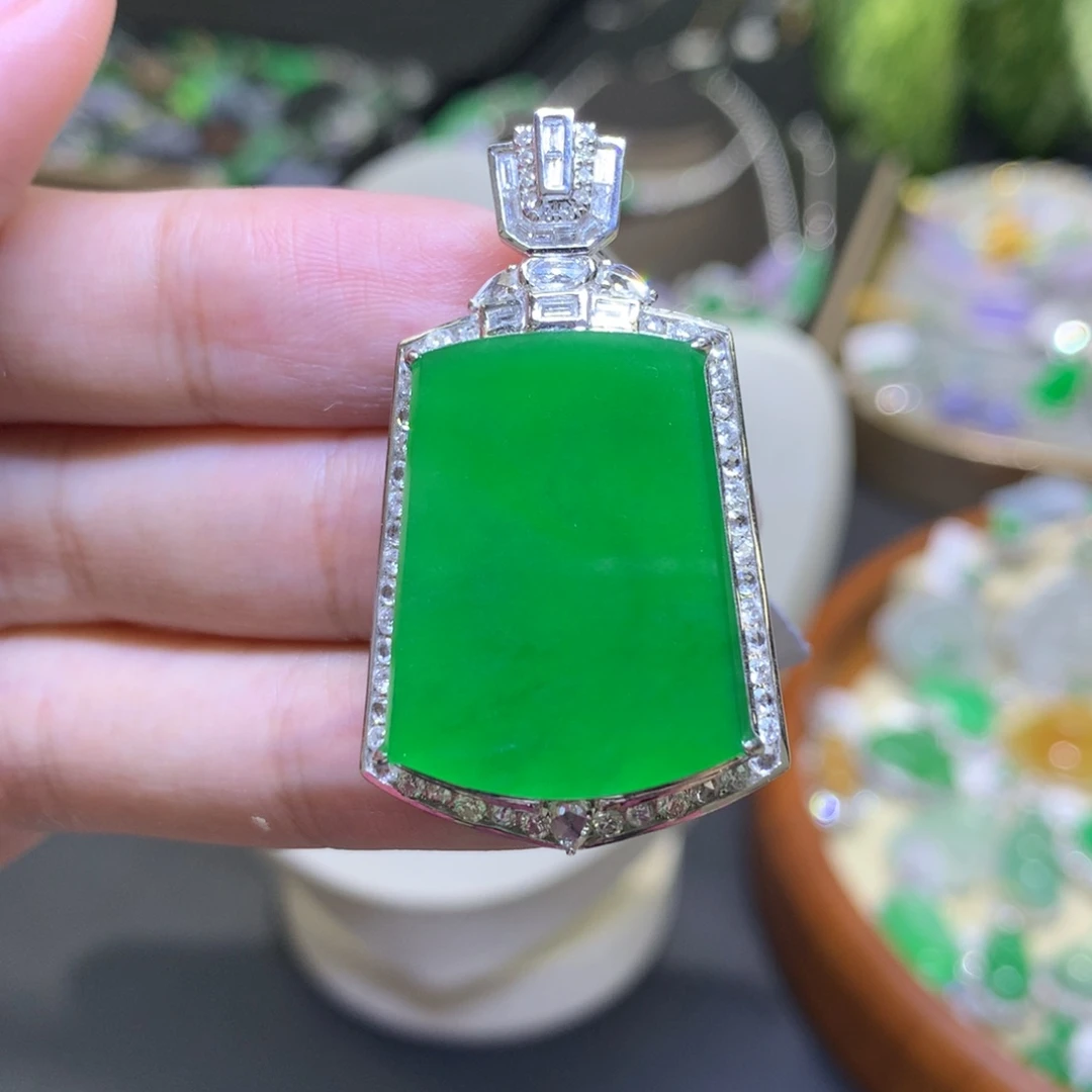 颈饰18K金镶嵌翡翠