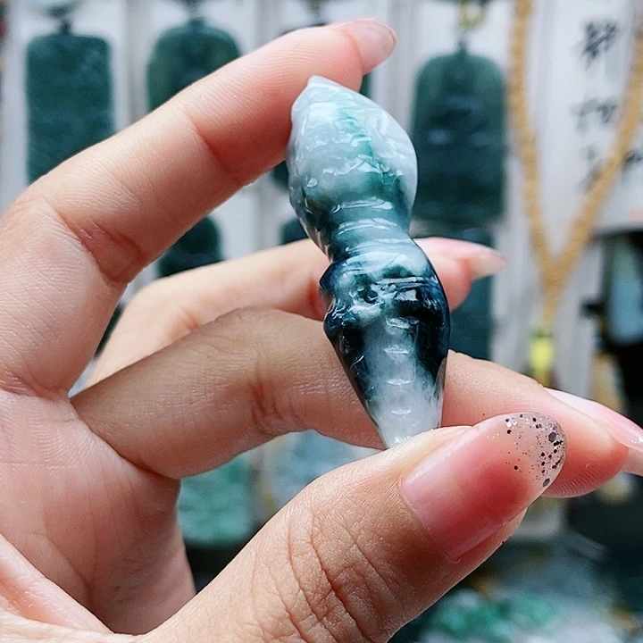 颈饰足铂镶嵌翡翠翡翠