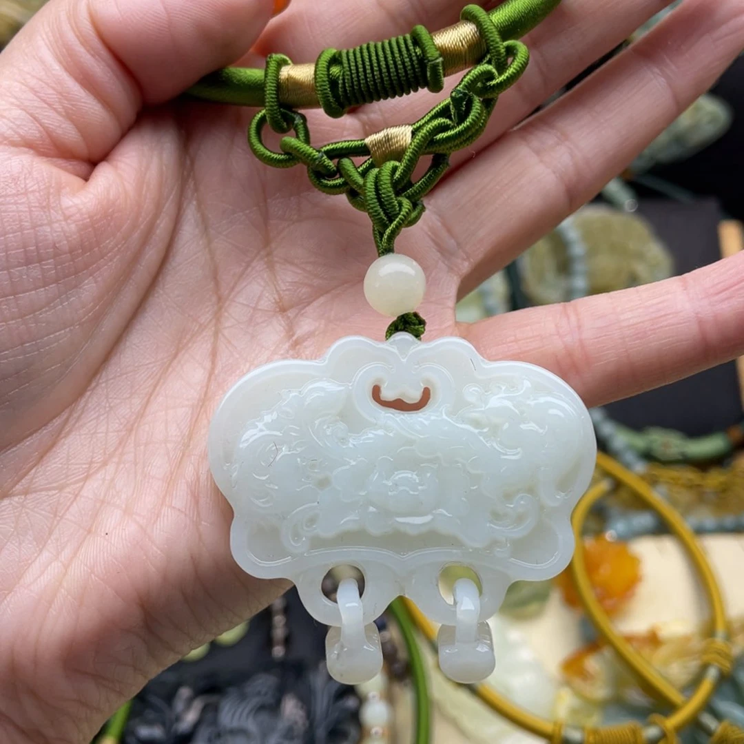 蛇纹石玉颈饰未镶嵌