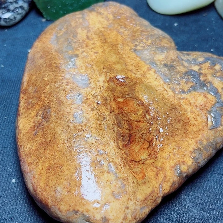 透闪石质玉未镶嵌珠宝奇石