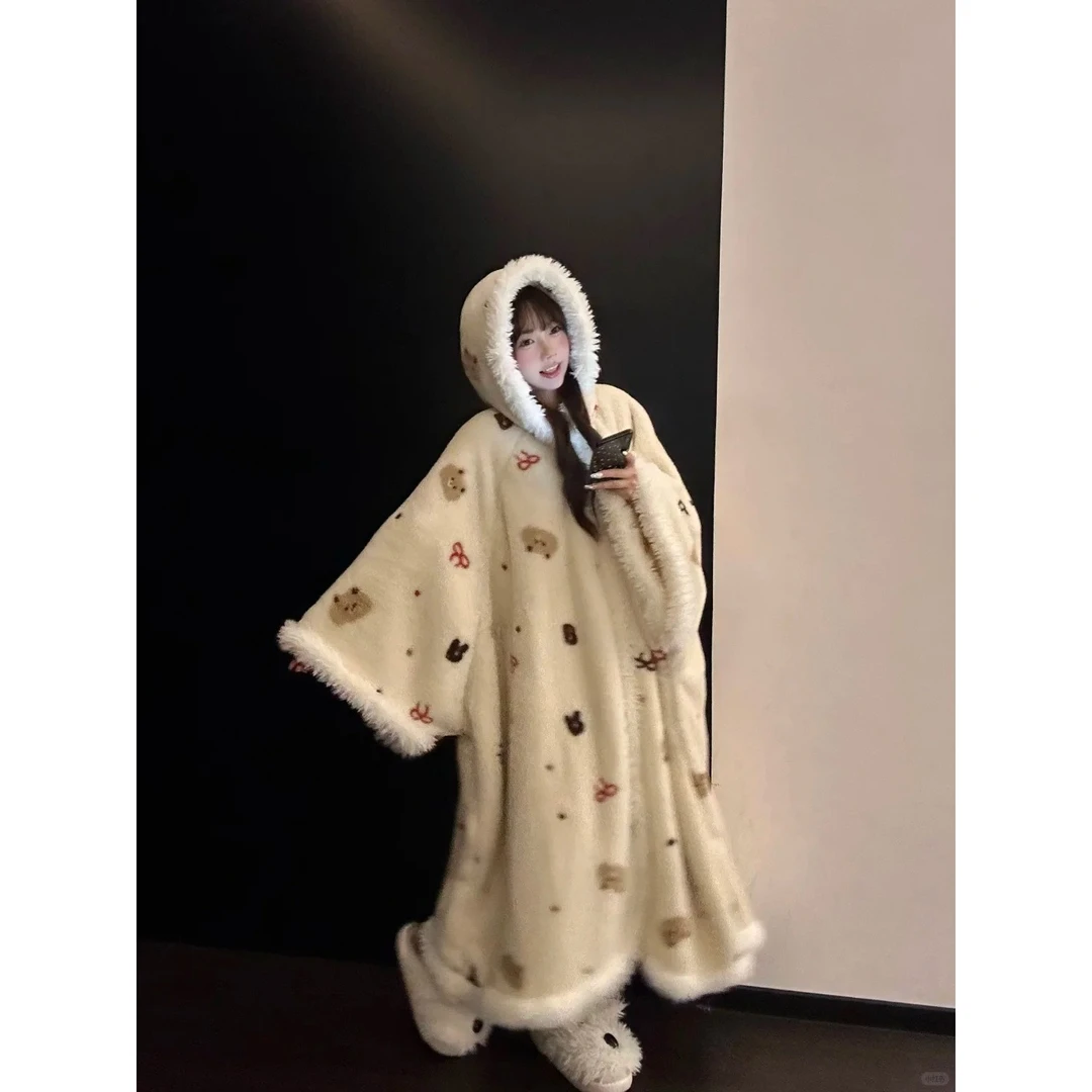 可爱慵懒小熊连帽斗篷珊瑚绒睡袍女冬季新款加厚加绒保暖家居服冬