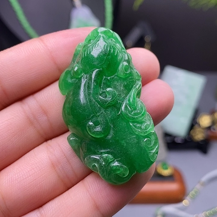 翡翠未镶嵌吊坠(赠链)