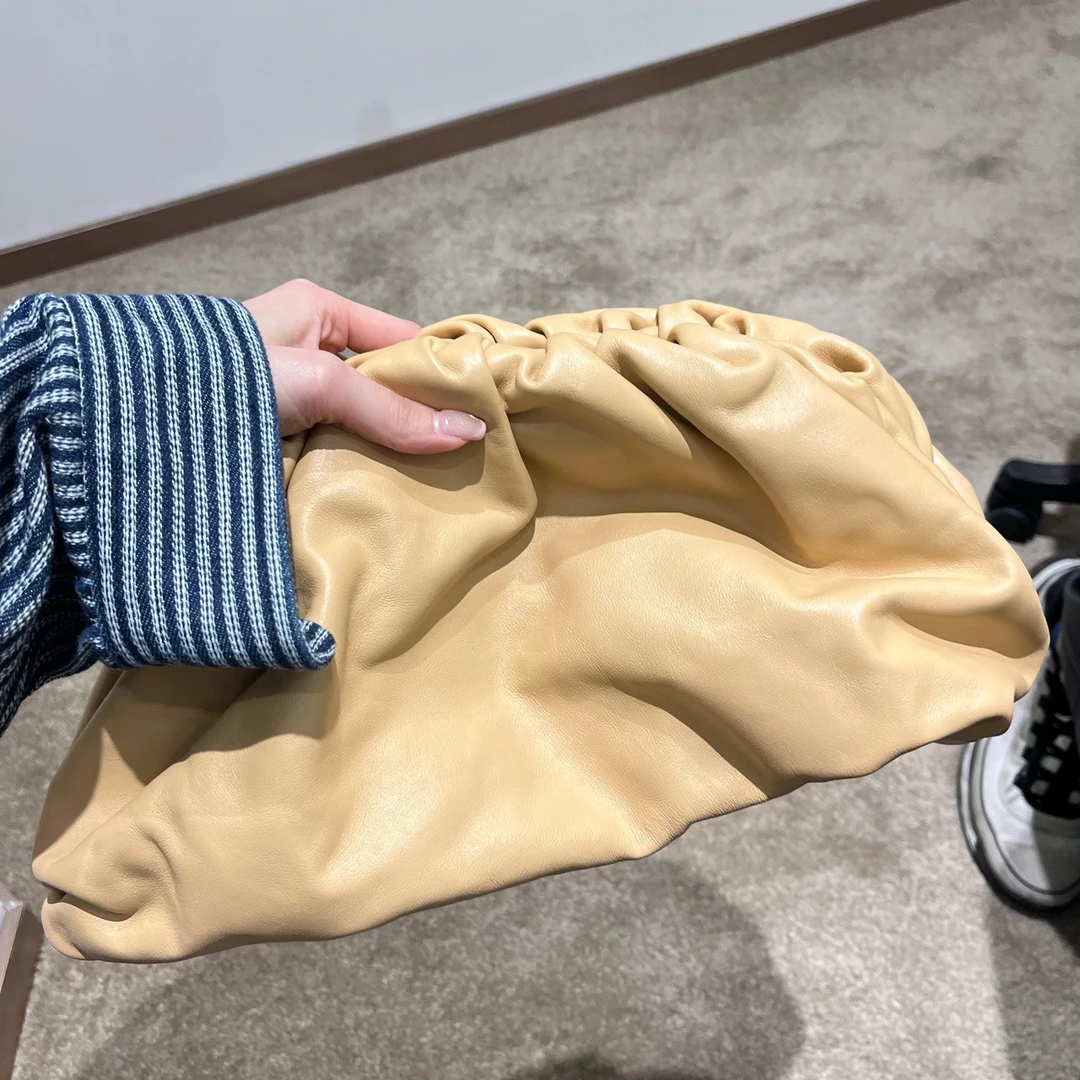 99新 BOTTEGA VENETA/葆蝶家 奶茶色云朵 手拿包