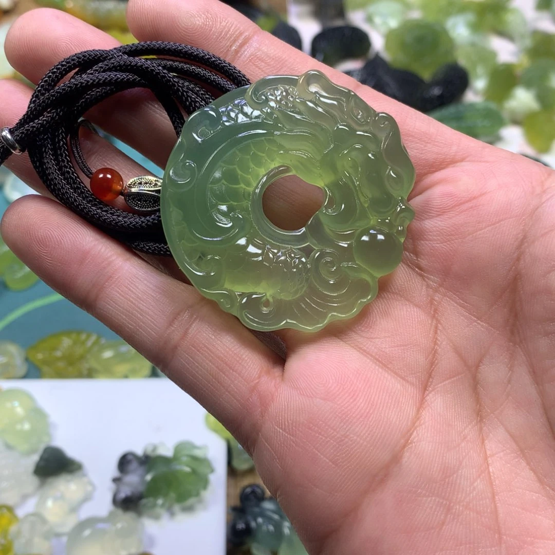 岫玉颈饰未镶嵌姐****?龙扣