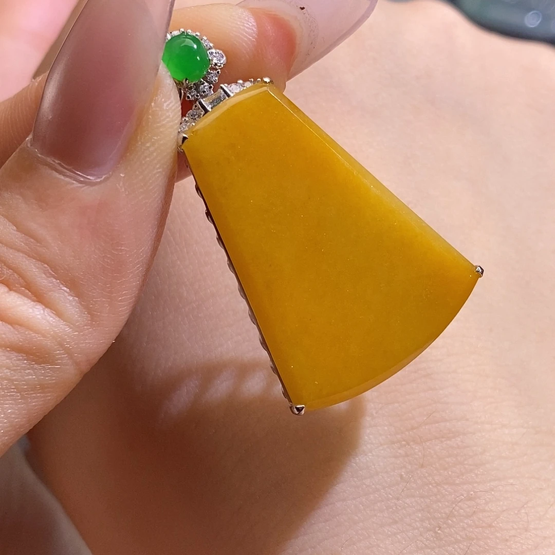 翡翠未镶嵌颈饰无事牌