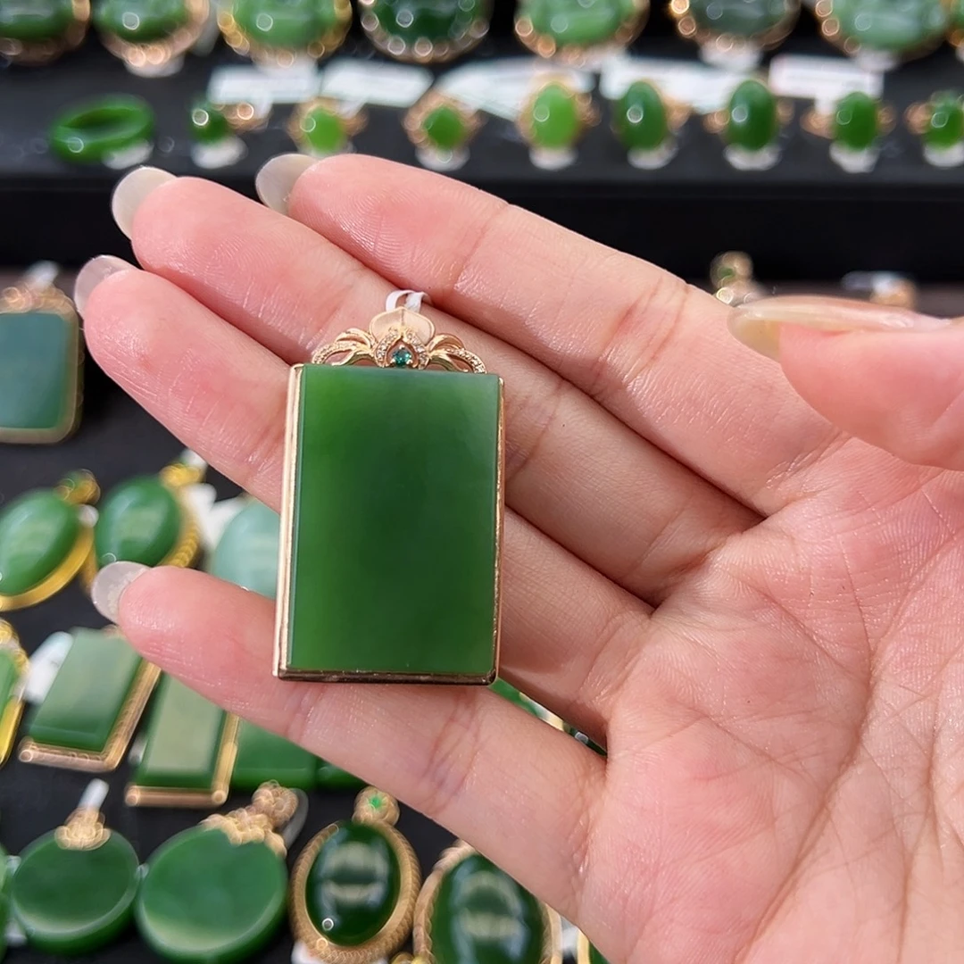 和田玉（碧玉）18K金镶嵌吊坠(不含链)粉阳绿无事牌30*20