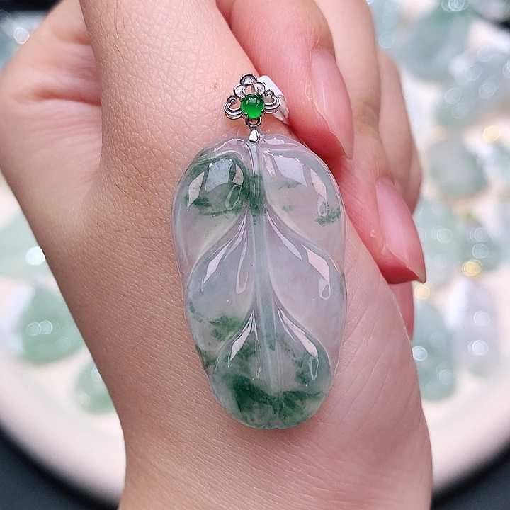 翡翠18K金镶嵌颈饰31.3-18.8-3.6